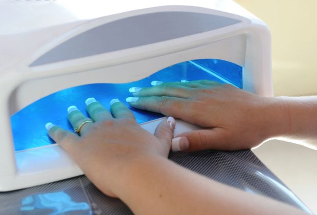 Cómo evitar el daño en tus uñas al usar el secador