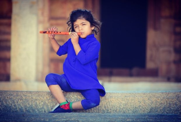 enseñarle a los niños a tocar flauta